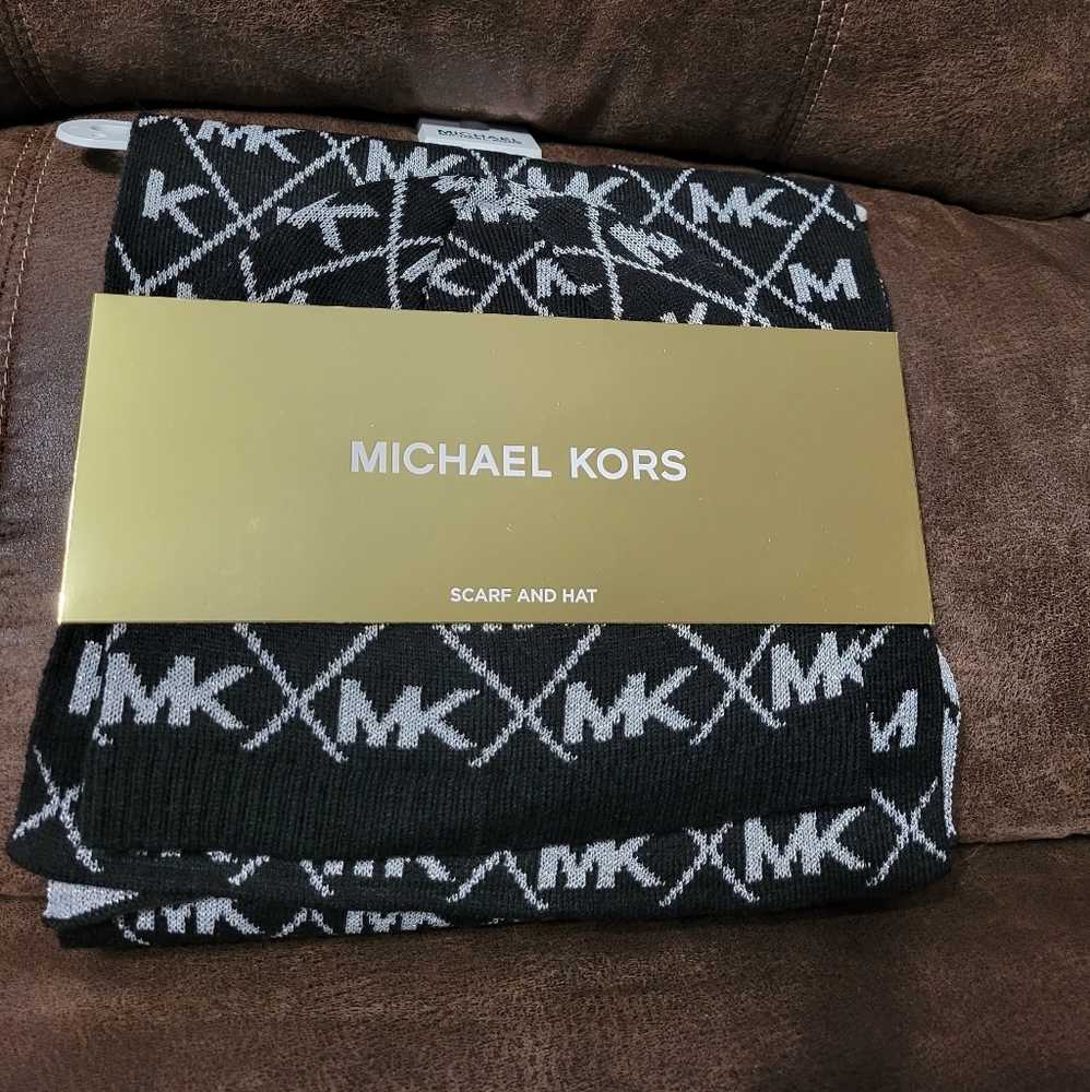 MichealKors- Scraf & Hat Gift Set